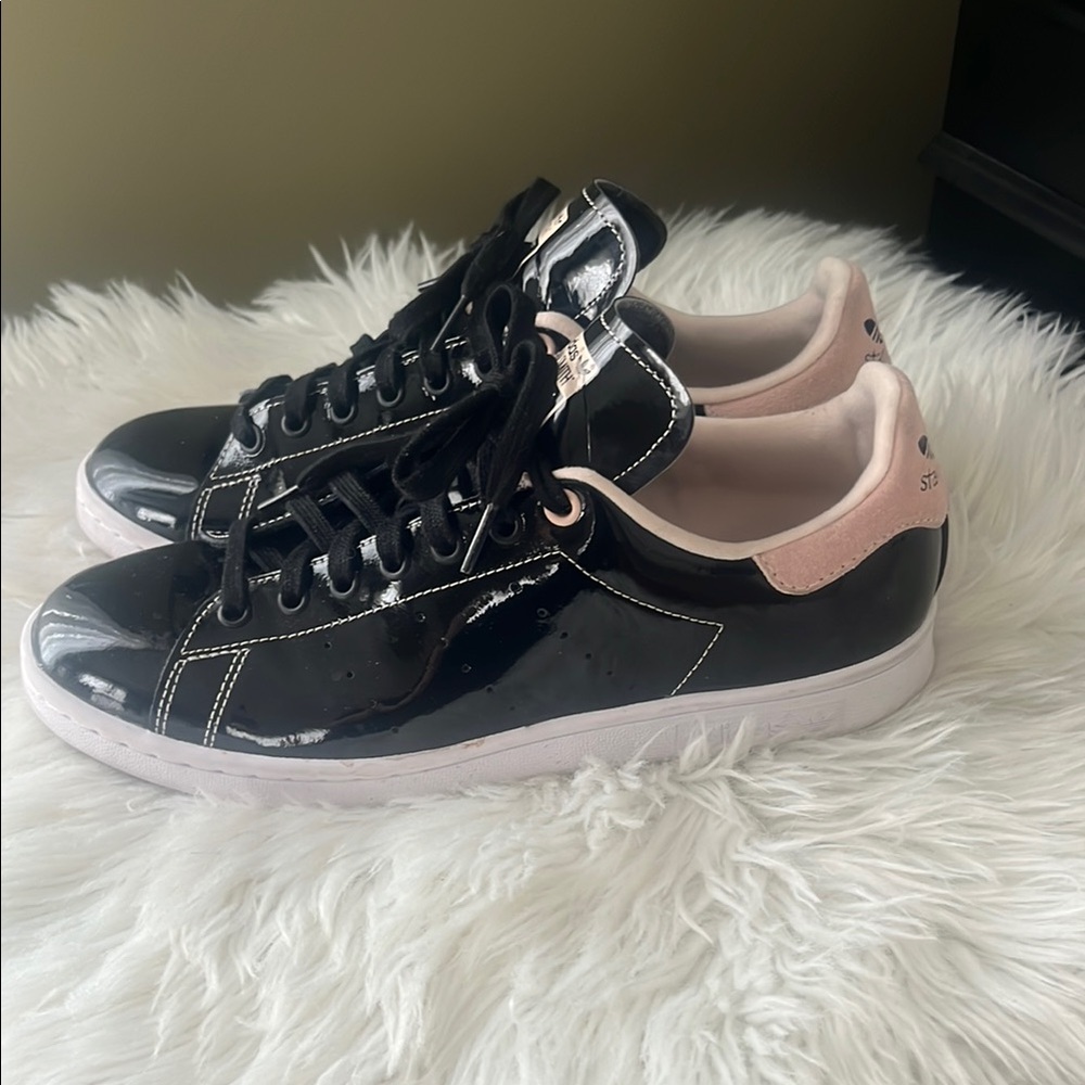 Stan Smith Adidas - Stylish Black Patent Leather and Pink Women's Sneakers
